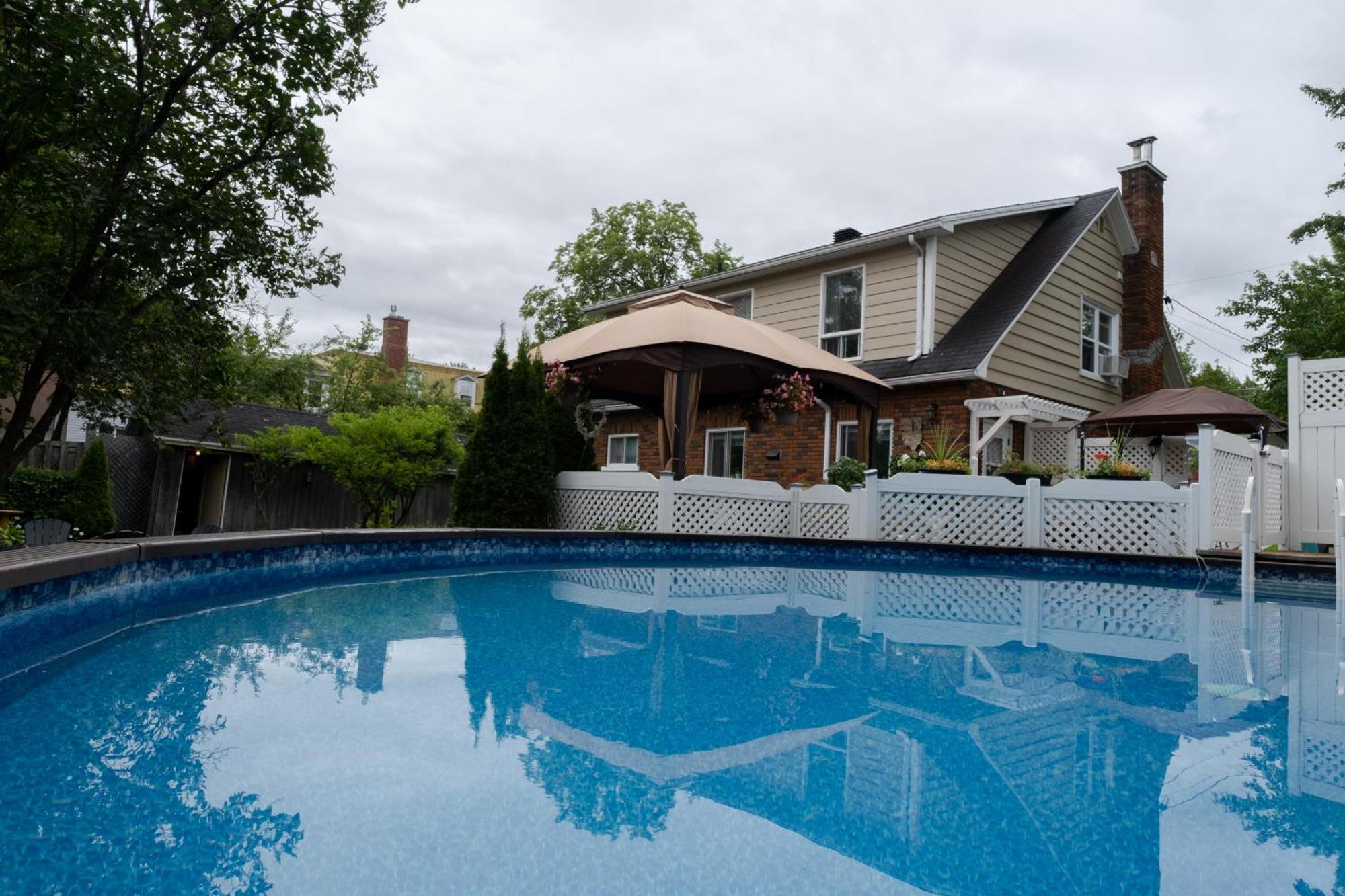 Au Coq Du Bonheur Bed & Breakfast Magog Exterior photo