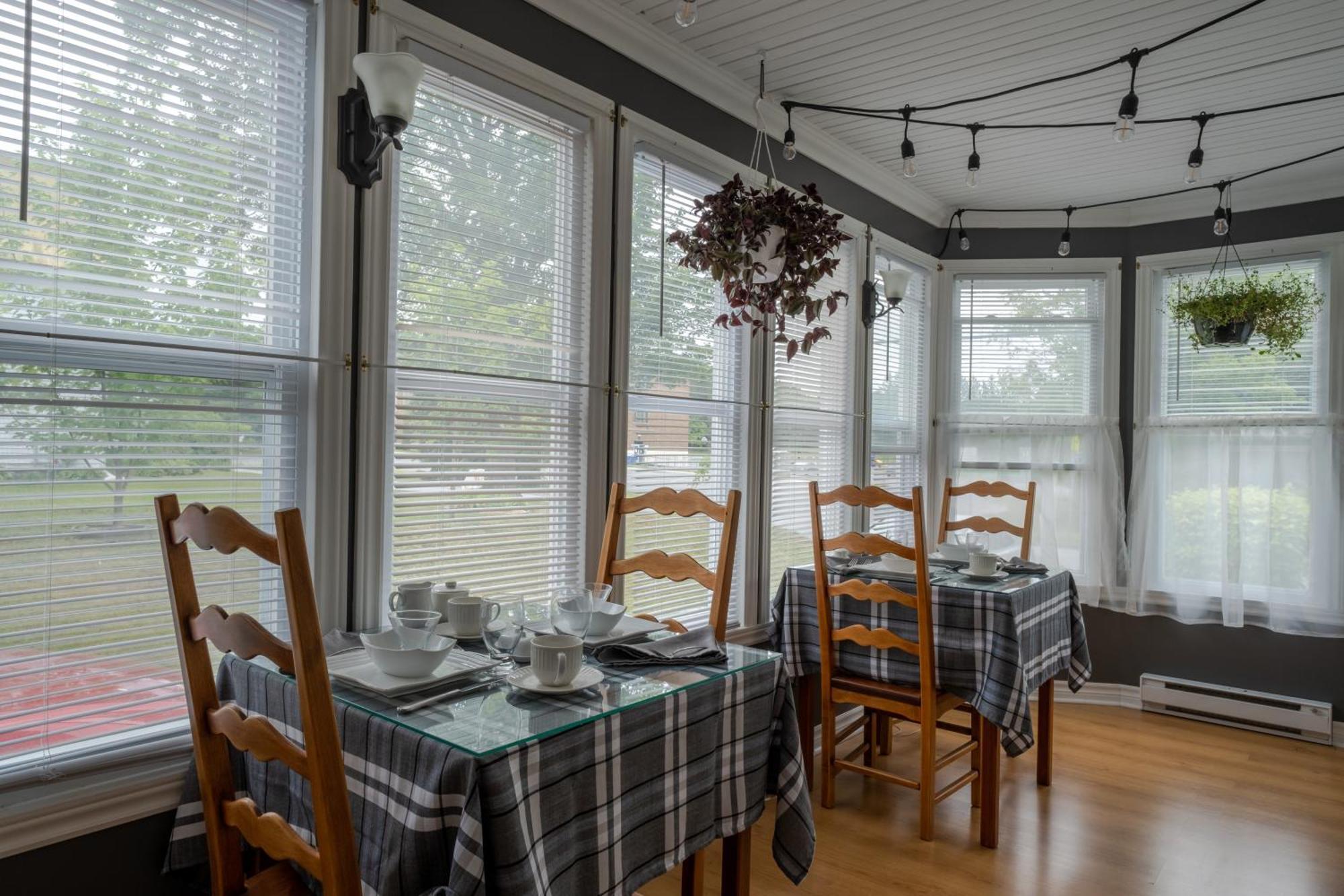 Au Coq Du Bonheur Bed & Breakfast Magog Exterior photo
