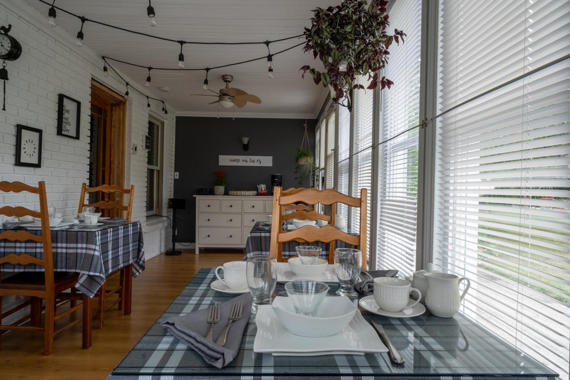 Au Coq Du Bonheur Bed & Breakfast Magog Exterior photo