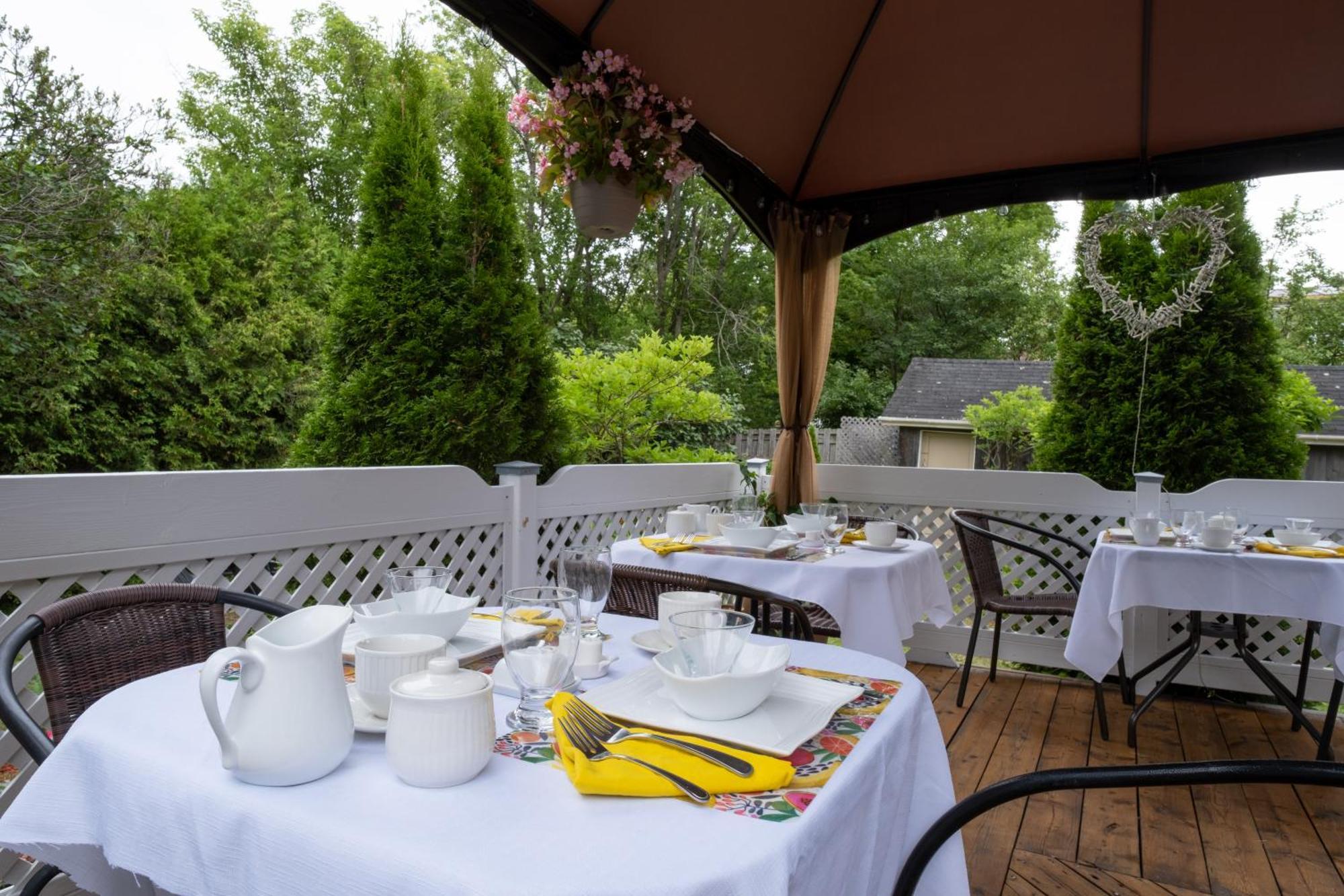 Au Coq Du Bonheur Bed & Breakfast Magog Exterior photo