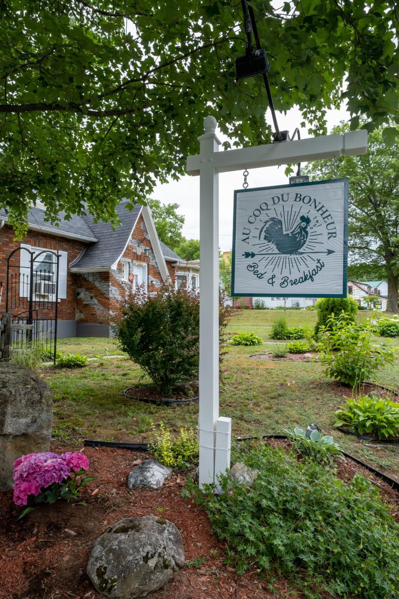 Au Coq Du Bonheur Bed & Breakfast Magog Exterior photo